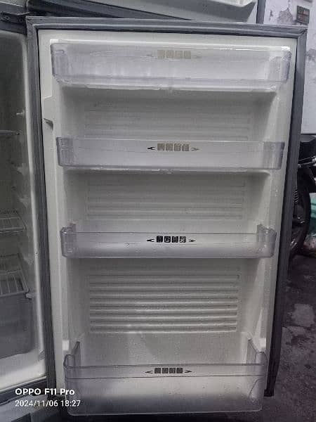 Large size  freezer Dawlancs. . . 4