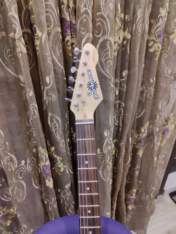 Electric guitar new condition 7