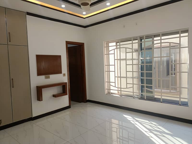 10 Marla House Available For Sale In Bahria Town Lahore. 3