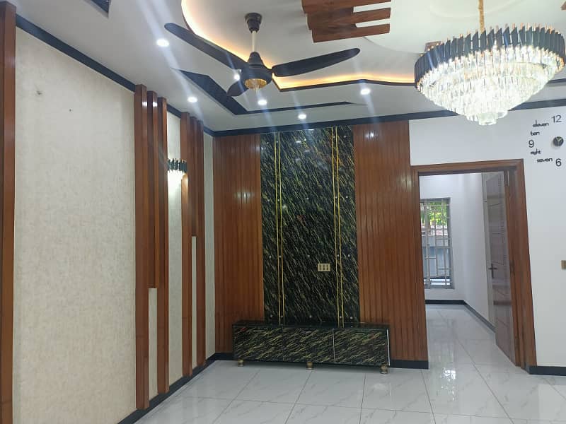 10 Marla House Available For Sale In Bahria Town Lahore. 5