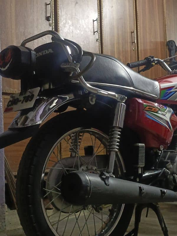 HONDA 125 2023 MODEL GOOD CONDITION ISLAMABAD NUMBER 1