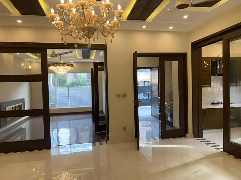 10 Marla Like Brand New Luxury House Available For Sale In Bahria Town Lahore. 2