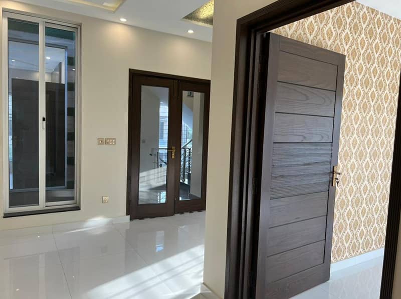 10 Marla Like Brand New Luxury House Available For Sale In Bahria Town Lahore. 5