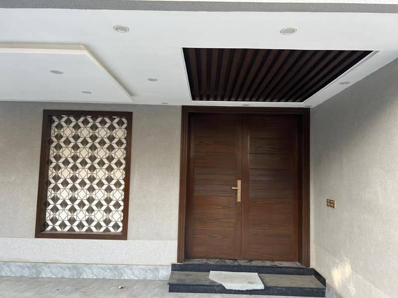 10 Marla Like Brand New Luxury House Available For Sale In Bahria Town Lahore. 7