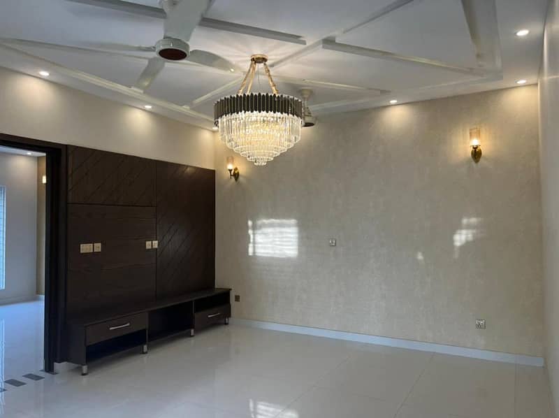 10 Marla Like Brand New Luxury House Available For Sale In Bahria Town Lahore. 9