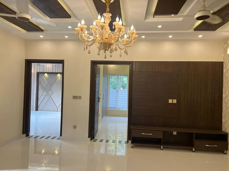 10 Marla Like Brand New Luxury House Available For Sale In Bahria Town Lahore. 12