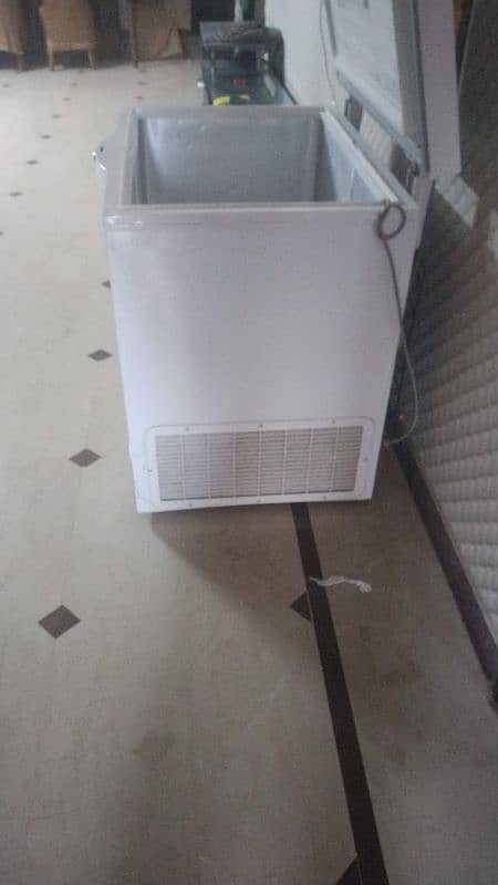 Dawlance Deep Freezer, DF300 2