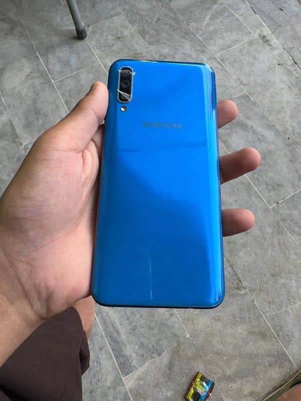 Samsung A50 ram 6 rom 128 Set box hai pta approved hai only call Karo 7