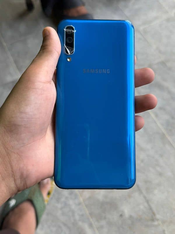 Samsung A50 ram 6 rom 128 Set box hai pta approved hai only call Karo 10