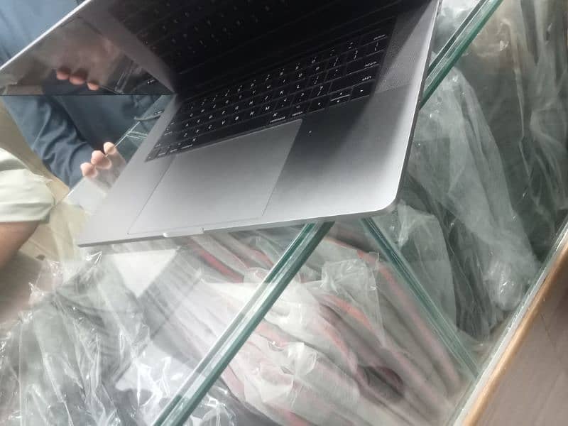 MacBook pro 15 Inch 2017 model 1