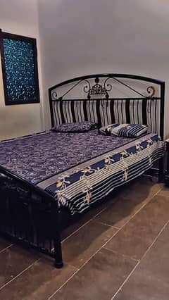 iron king size bed