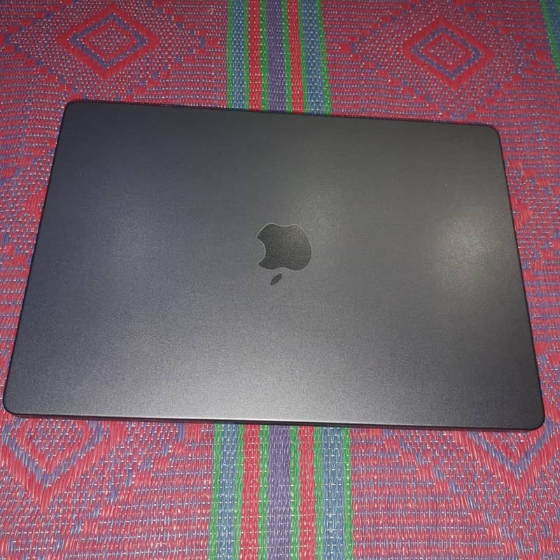 MacBook Pro M3 Pro 14-inch - Base Model 18/512 0