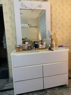 All white dressing table in great condition with mirror 0