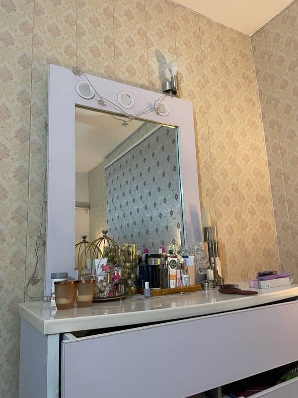 All white dressing table in great condition with mirror 4