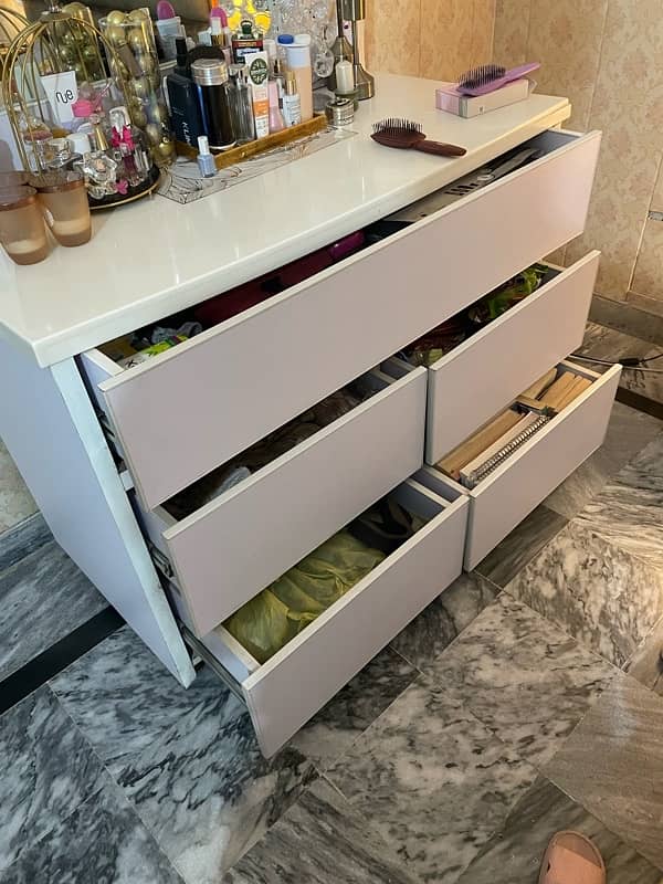 All white dressing table in great condition with mirror 5