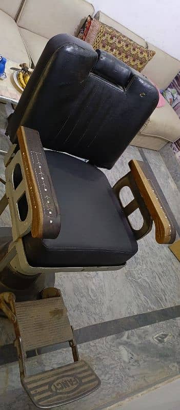 boht achi chairs hain 0