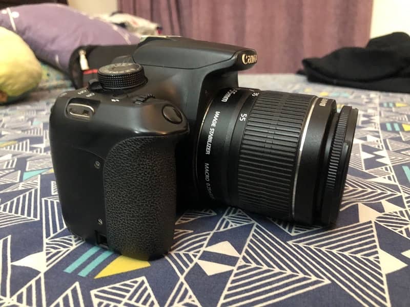 DSLR E1200D in prestine condition 0