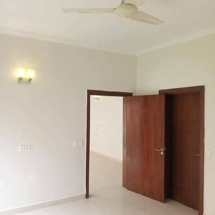 350sq yd 4Bed DDL Corner Sports Villas with 100sq yd BackYard LAWN at LOWEST RATE of MARKET. Near Masjid-e-Usman Without Possession 1