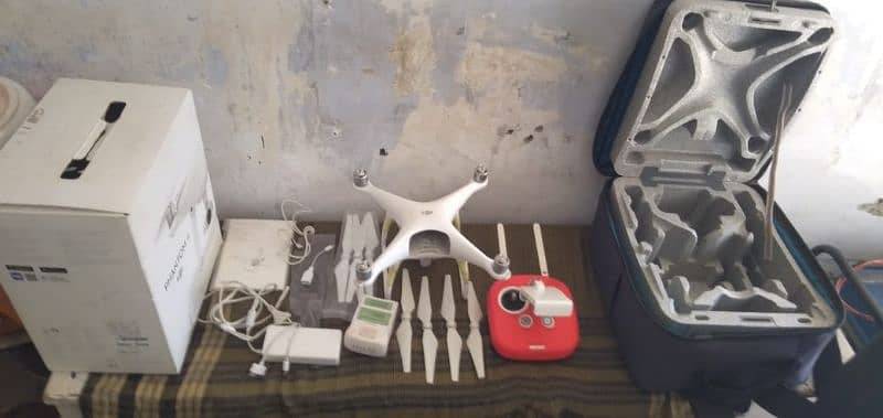 Dji phantom 4 with box new candition 2