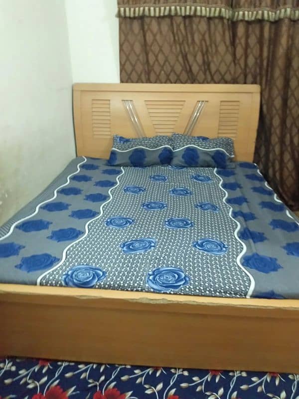 King size wooden bed whit mattress good condition 0