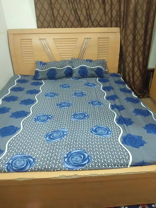 King size wooden bed whit mattress good condition 2