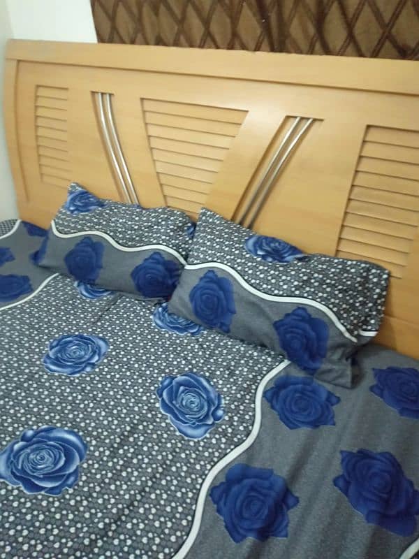 King size wooden bed whit mattress good condition 4