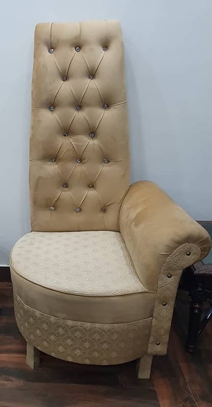 Elegant Gold Chair Set – Perfect Condition, Great Price! 1