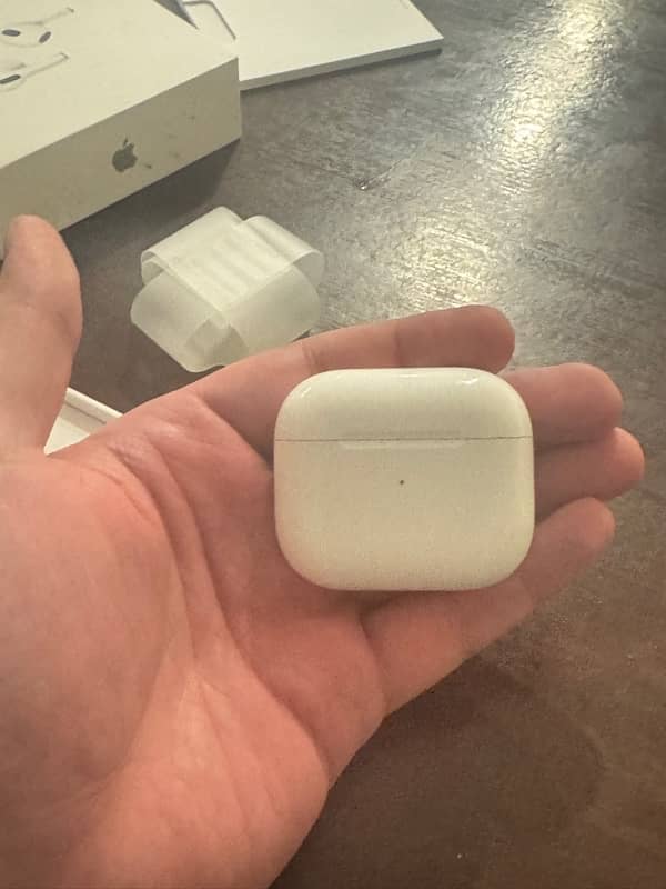 Airpods 3 (third gen) 1