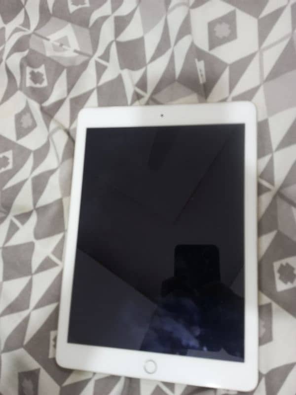 Selling ipad 5 generation 32 GB. I have box 0