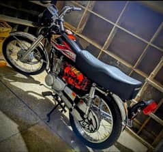 Honda 125 color black . and red tanki tapa modified