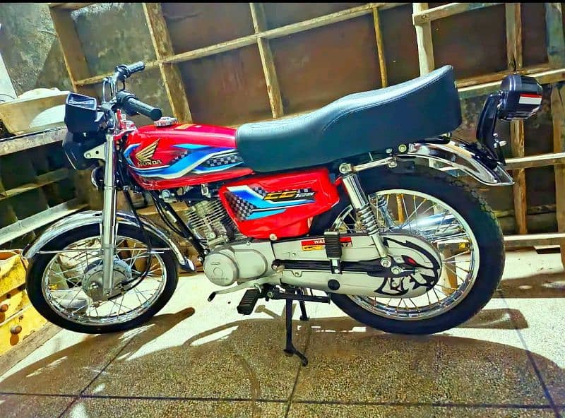 Honda 125 color black . and red tanki tapa modified 1