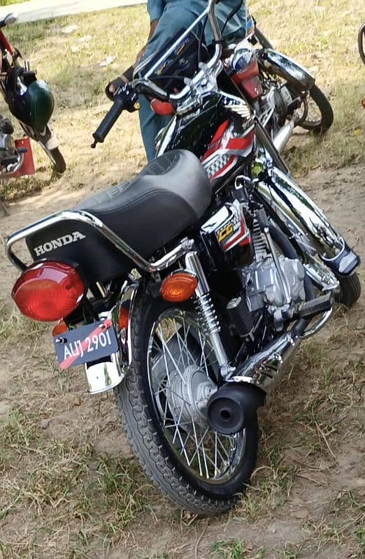 Honda 125 color black . and red tanki tapa modified 2