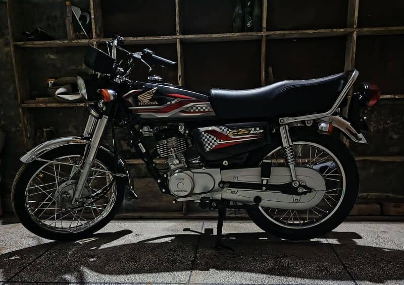 Honda 125 color black . and red tanki tapa modified 3