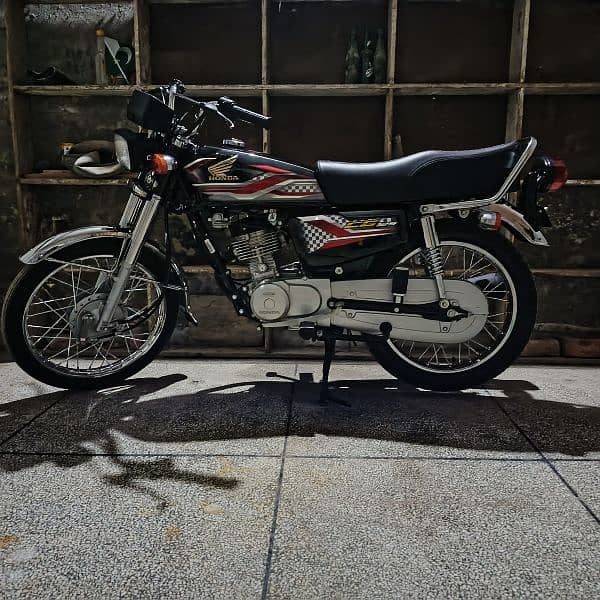 Honda 125 color black . and red tanki tapa modified 7