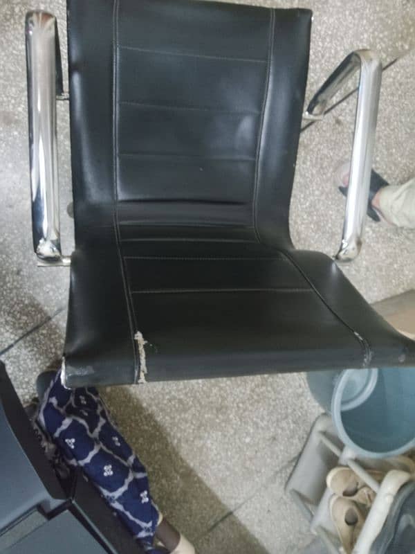 Used Computer Chair With Metallic Base 1