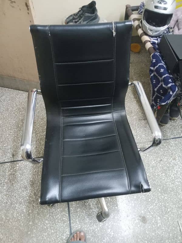 Used Computer Chair With Metallic Base 2