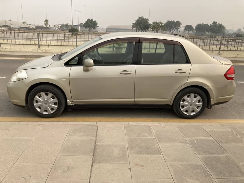 Nissan Tiida Latio 2012 4