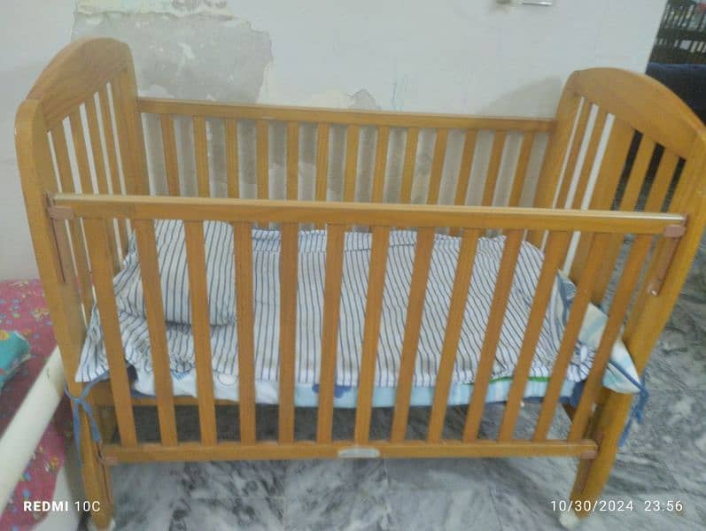 wooden baby cot 0