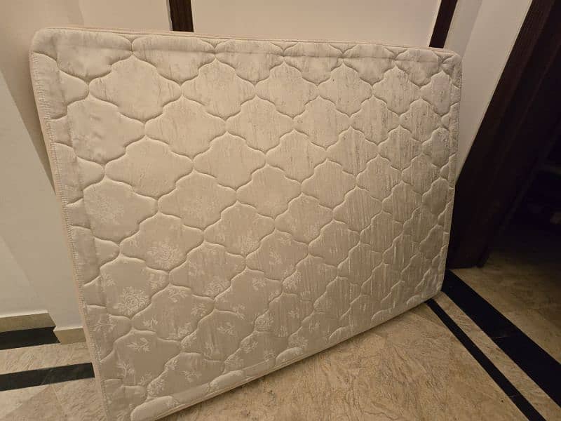 Used spring mattress 0