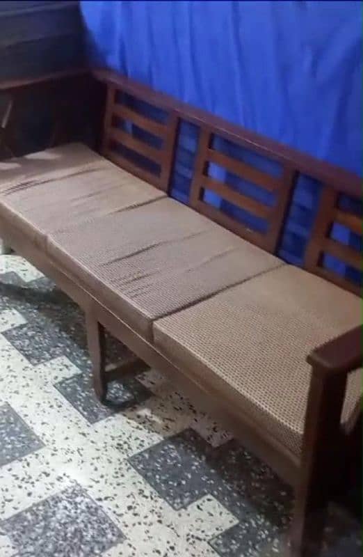 Sofa Set 7 seater brand new with table just 2 month use howa hai 3