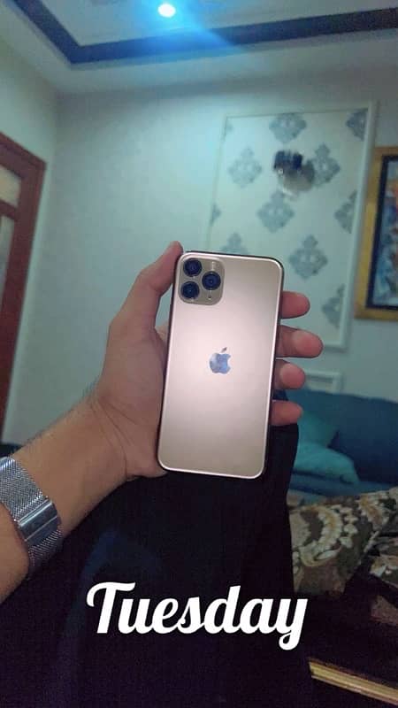 I phone 11pro factory unlock 256 GB 84health WhatsApp num 03286312130s 4