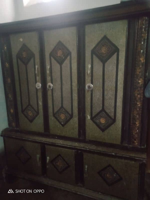 Iron 3door full size almari in very good condition 0