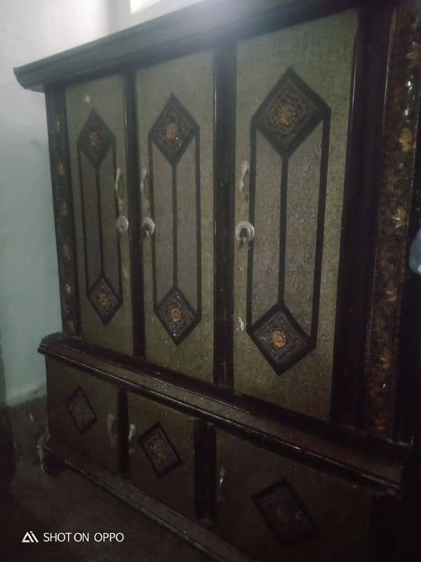 Iron 3door full size almari in very good condition 1