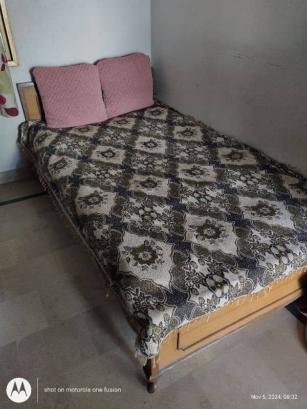 single bed with matress 0