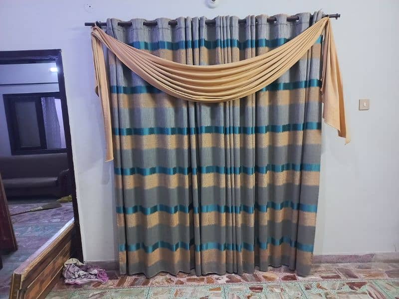 5 curtains hai 2 jahalar ke sath quality boht achi hai 0