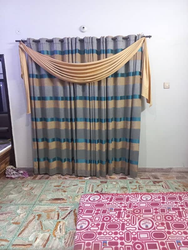 5 curtains hai 2 jahalar ke sath quality boht achi hai 3