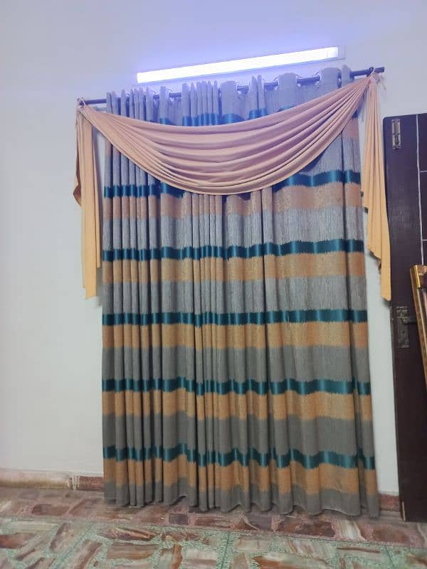 5 curtains hai 2 jahalar ke sath quality boht achi hai 4