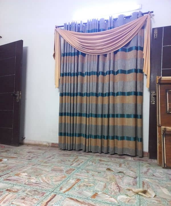 5 curtains hai 2 jahalar ke sath quality boht achi hai 5