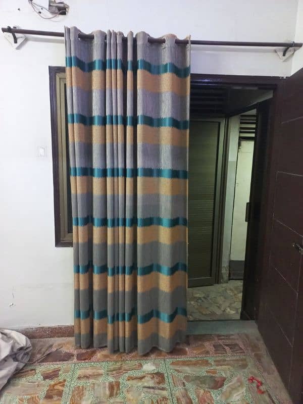 5 curtains hai 2 jahalar ke sath quality boht achi hai 6