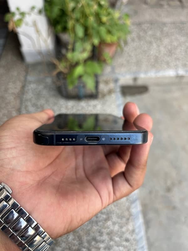 iPhone 15 Pro Max (256GB) 2